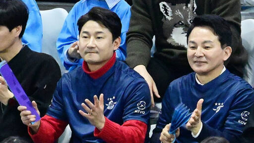 (오른쪽)원희룡 예비후보와 이천수씨가 지난 6일 도드람 V리그 프로배구 남자부 경기를 관람하고 있다. 연합뉴스