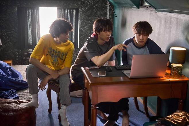 '댓글부대'에서 여론 조작을 주도하는 댓글부대 팀알렙으로 활약하는 홍경 김성철 김동휘.(왼쪽부터) 사진제공=에이스메이커무비웍스