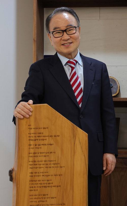 류영모 한소망교회 목사가 130년 전 언더우드 선교사가 가져온 목판 위에 새겨진 기도문에 손을 얹고 있다. 한주형 기자