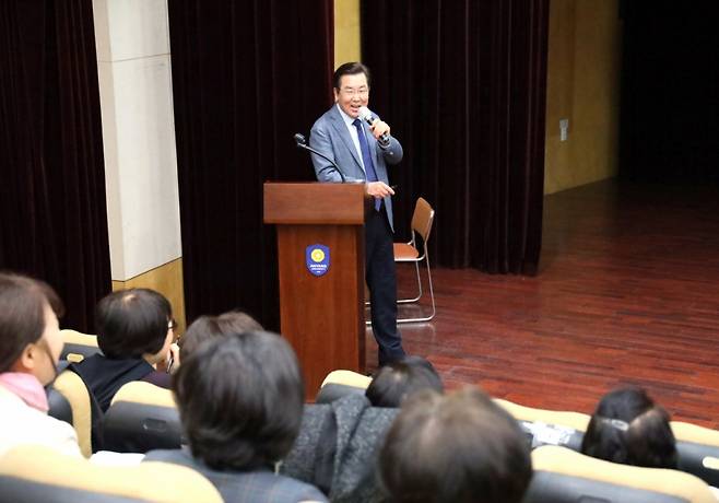 장광수 안양대 총장이 '제25기 안양시 여성지도자 양성과정' 교육생을 대상으로 강연하고 있다./사진제공=안양대