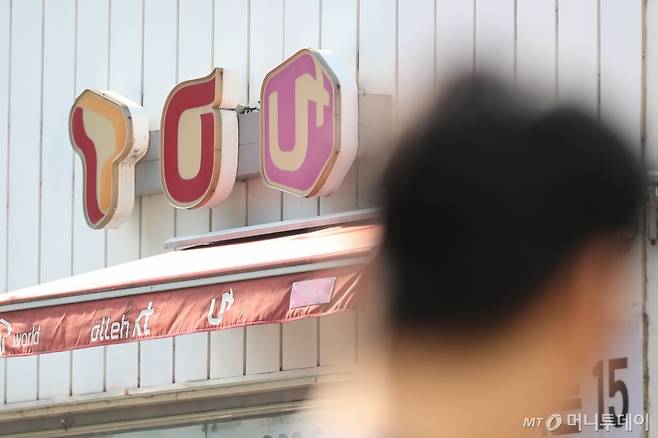 서울 강남의 한 휴대폰 판매점의 이통3사 로고의 모습. 2024.02.13. /사진제공=뉴시스