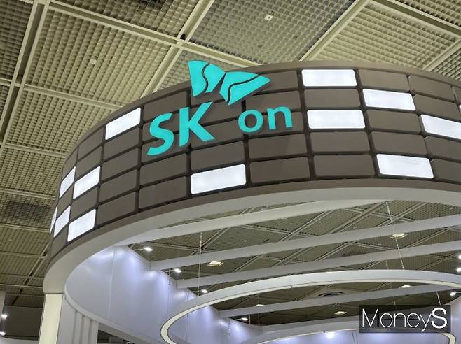 SK온이 완성차 업체와의 협력을 늘린다. 사진은 인터배터리 2024에 참가한 SK온. /사진=김동욱 기자