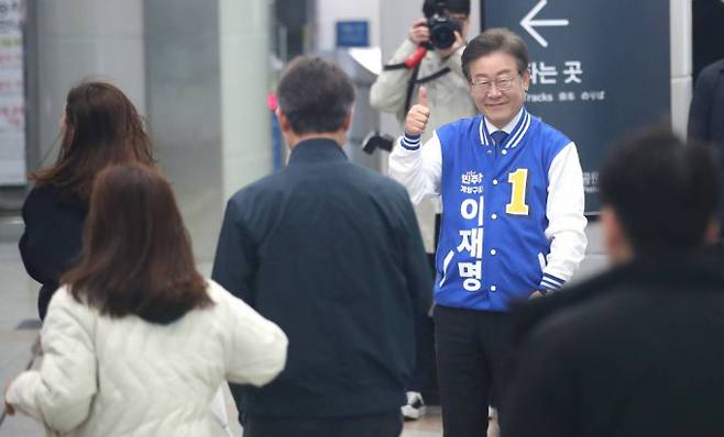 제22대 총선 인천 계양을에 출마하는 이재명 더불어민주당 대표가 본격적인 선거운동을 벌인다. 사진은 공식 선거운동이 시작된 28일 오전 인천 계양구 계양역에서 시민들에게 인사를 하고 있는 이재명 대표. /사진= 뉴스1