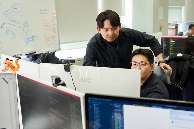 기술 회의 중인 김영준 파블로항공 대표 /사진=파블로항공