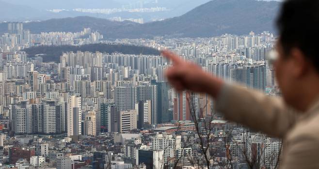여론조사 전문기관 한국갤럽이 '살고 싶은 주택'을 주제로 설문 조사를 한 결과 교통 편리성이 우수한 지역의 전용면적 112㎡ 주택을 가장 선호하는 것으로 나타났다. 사진은 서울시내 한 아파트 밀집 지역. /사진=뉴시스