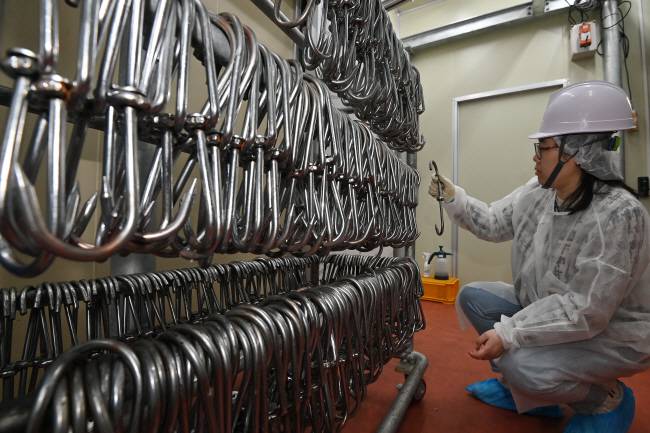 지난 21일 인천 서구에 위치한 육가공 업체 ‘고기나라’ 작업장에서 안전관리 관계자가 시설 장비의 안전관리 상태를 점검하고 있다.  백동현 기자