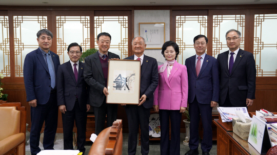 이재복(좌측 3번째) 몽골 후레대 부총장이 장택현(우측 4번째) 백석대 혁신위원장에게 기증품을 전달하고 있다. 백석대 제공