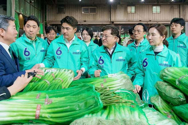 오영환 새로운미래 총괄선대위원장이 28일 0시 공식 선거운동 첫 일정으로 가락동 농수산물시장을 방문하고 있다. [연합]
