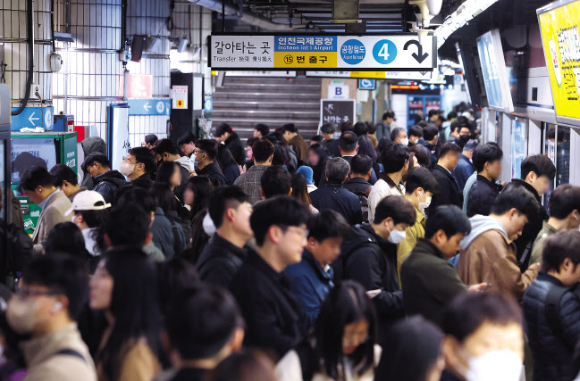 서울 시내버스 총파업이 시작된 28일 오전 중구 서울역 지하철 승강장이 출근하는 시민으로 붐비고 있다. [연합]