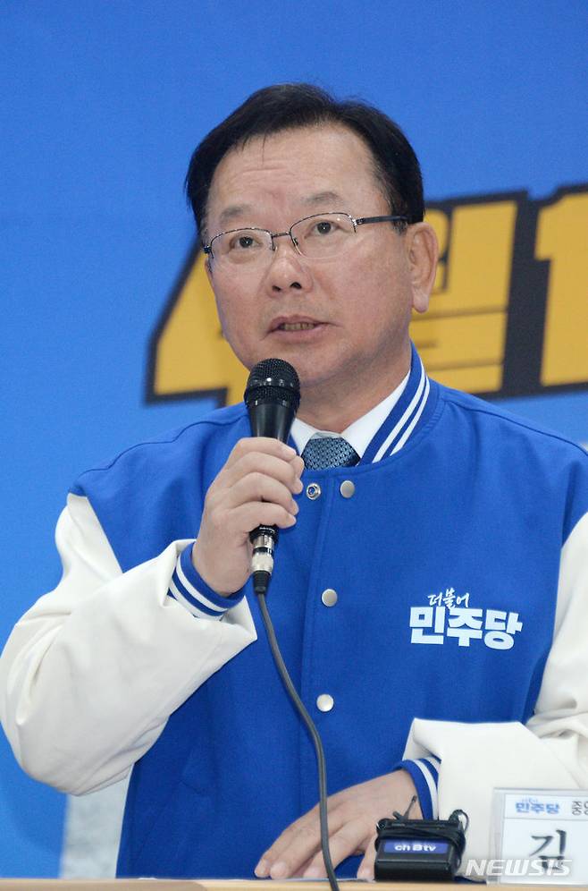 [전주=뉴시스] 김얼 기자 = 김부겸 더불어민주당 중앙선대위 상임공동선대위원장이 20일 전북 전주시 더불어민주당전북특별자치도당에서 열린 '더불어민주당 전북특별자치도당 선거대책위원회 제1차 회의'에 참석해 인사말을 하고 있다. 2024.03.20. pmkeul@newsis.com