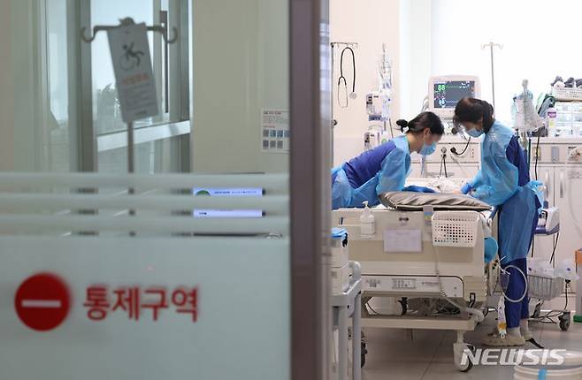 [서울=뉴시스] 김금보 기자 = 간호사들이 지난 27일 서울 강서구 한 종합병원 중환자실에서 환자를 돌보고 있다. 상급종합병원을 중심으로 하는 전공의 이탈과 의대 교수 집단 사직이 현실화되면서, 간호인력과 2차 의료급여기관의 업무 가중 장기화가 우려되고 있다. 2024.03.27. kgb@newsis.com