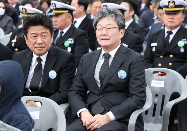 ▲지난 22일 경기도 평택 소재 해군 제2함대사령부에서 거행된 제9회 서해수호의날 기념식에서 국민의힘 유의동 정책위의장(왼쪽)과 유승민 전 의원이 행사 시작을 기다리며 자리에 앉아 있다. ⓒ연합뉴스