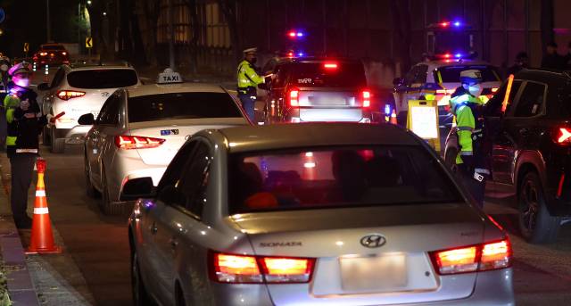 ▲ 연말 밤 경찰이 음주운전 단속을 하고 있다. ⓒ연합뉴스