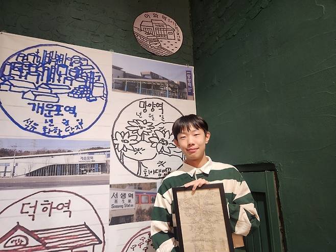 이재홍군이 자신의 개인전이 열리고 있는 울산 남구 잇츠룸갤러리에서 직접 그린 철도 노선도를 들어보이고 있다. 이보람 기자