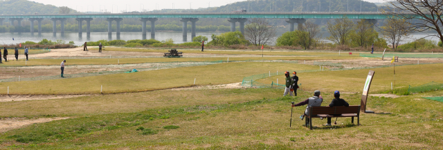 여주 파크골프장 이용자들이 남한강 옆에서 라운딩을 즐기고 있다. 여주도시관리공사 제공