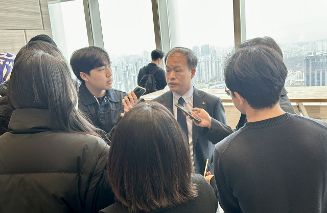 이훈기(가운데) 롯데 화학군 총괄대표 사장이 26일 서울 송파구 롯데월드타워에서 열린 제48기 정기주주총회 이후 기자들과 질문에 답하고 있다. 공동취재단