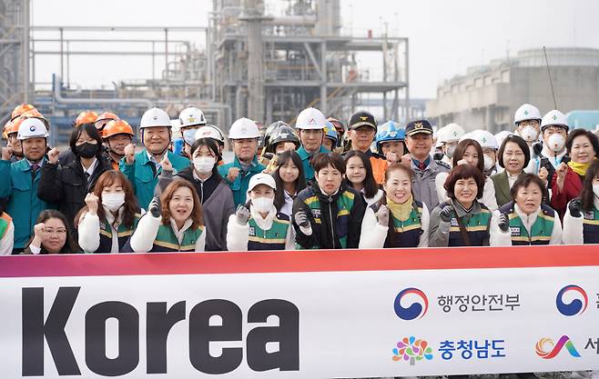 지난 27일 대산산업단지에서 실시된 'READY Korea 훈련'에 참가한 관계자들이 기념촬영을 하고 있다. ⓒ서산시 제공