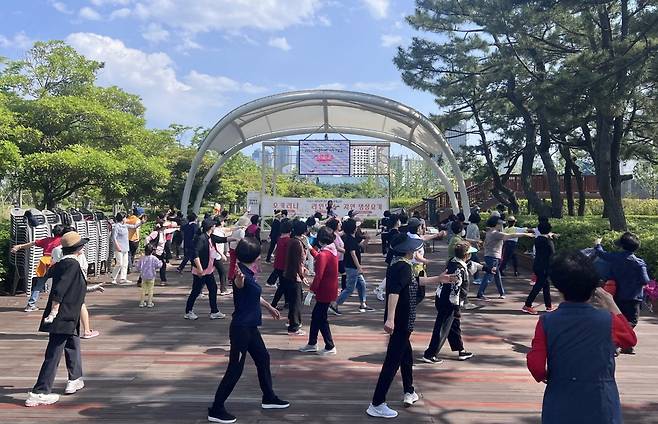부산시설공단이 지난해 시민공원 일원에서 라인댄스를 진행하고 있는 모습. 사진제공 | 부산시설공단