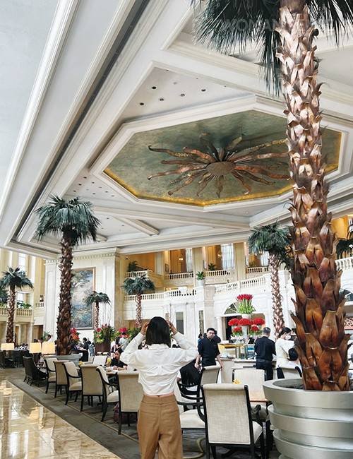 고급스러운 인테리어의 더 페닌슐라 호텔 로비.