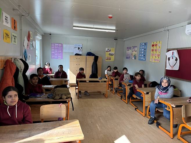컨테이너 학교에서 수업듣는 튀르키예 학생들 [촬영 장보인]