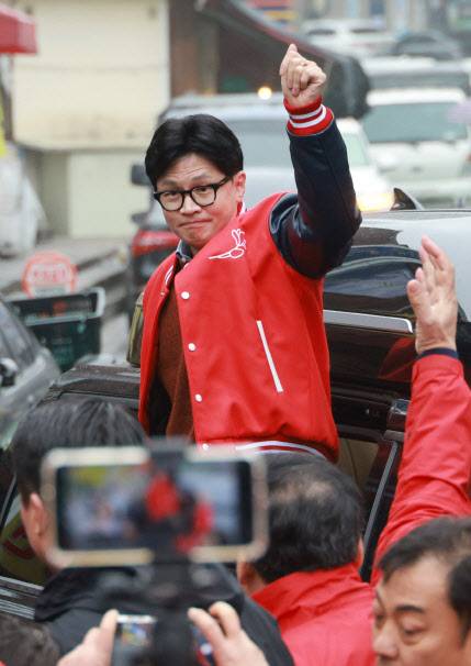 한동훈 국민의힘 비상대책위원장 겸 총괄 선거대책위원장이 29일 경기 의왕 부곡시장 인근에서 의왕시과천시 최기식 후보 지지 발언을 위해 차에서 내리고 있다. (사진=연합뉴스)