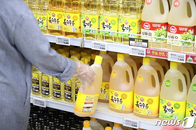 30일 오후 서울의 한 대형마트에서 소비자가 식용유를 살펴보고 있다.  2022.5.30/뉴스1 ⓒ News1 임세영 기자