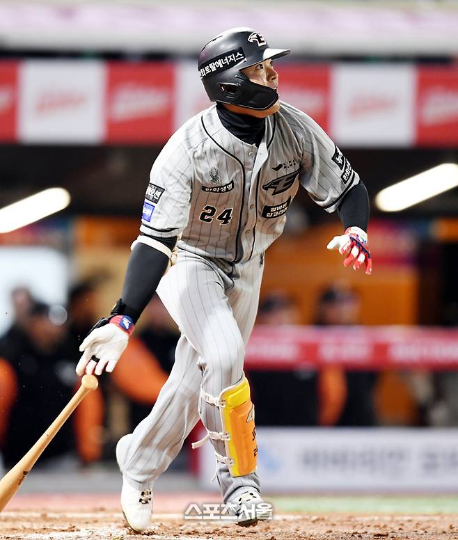 한화 임종찬이 27일 인천SSG랜더스필드에서 열린 2024 KBO리그 SSG와 경기에서 4회초 우중간 2루타를 치고 있다. 문학 | 최승섭기자 thunder@sportsseoul.com