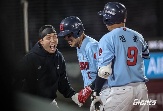 전준우가 6회말 솔로홈런을 친 뒤 황성빈 정훈에게 축하를 받고 있다. 사진 | 롯데 자이언츠
