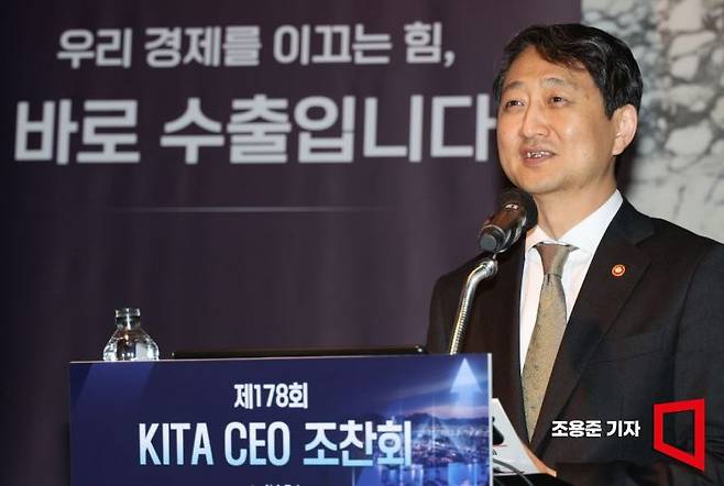 안덕근 산업통상자원부 장관이 29일 서울 삼성동 인터컨티넨탈 서울 코엑스에서 열린 KITA CEO조찬회에 참석해 수출 7천억달러 달성과 신산업정책 2.0에 대해 강연을 하고 있다. 사진=조용준 기자 jun21@