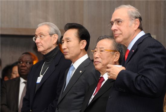 2010년 다보스 포럼 기간 열린 '한국의 밤(Korea Night)' 행사에서 앙헬 구리아 OECD 사무총장(사진 오른쪽부터), 조석래 효성그룹 명예회장(당시 전경련 회장), 이명박 대통령, 윌리암 로즈(William R. Rhodes)시티그룹 부회장이 서 있다.
