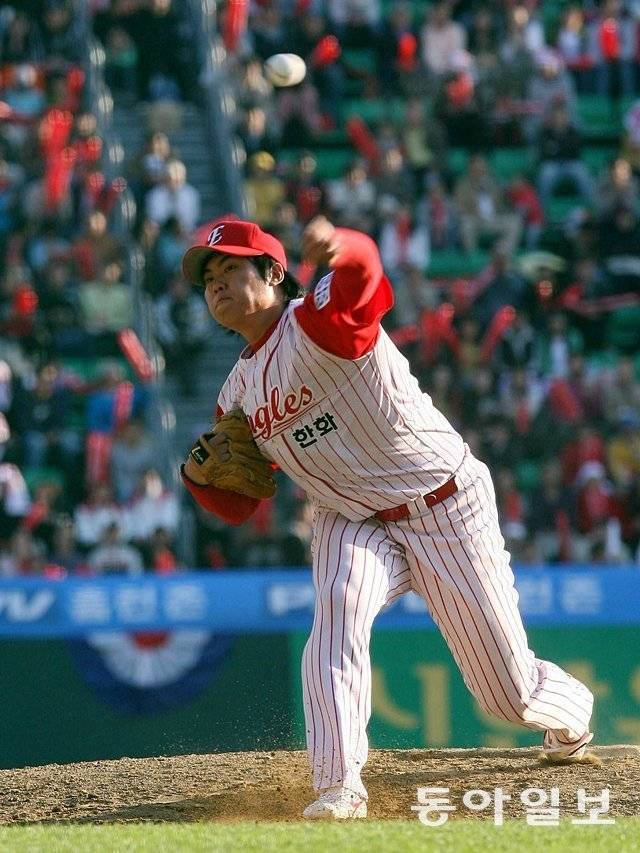 2006년 한국시리즈에서 투구 중인 류현진. 동아일보DB