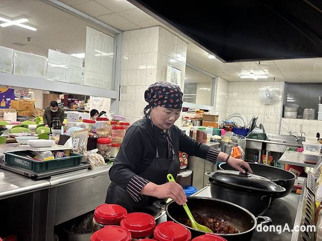 시흥시체육관 지하 식당에서 반찬 봉사를 위한 음식을 만들고 있는 나눔자리문화공동체 이상기 대표(63). 2024.03.11 김예슬 기자 seul56@donga.com