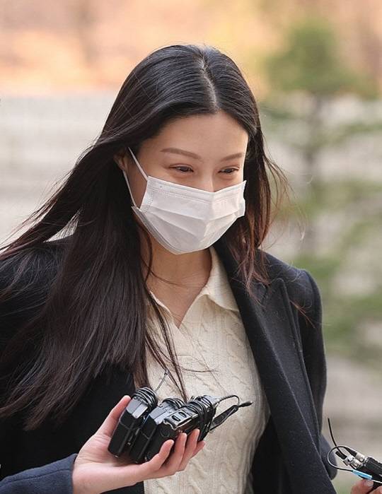 입시 비리 혐의로 기소된 조국혁신당 조국 대표의 딸 조민 씨가 22일 오전 서울중앙지법에서 열린 1심 선고공판에서 벌금 1천만원을 선고 받은 뒤 청사를 나서고 있다.<연합뉴스>