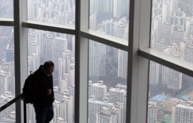 지난 19일 서울 송파구 롯데월드타워 서울스카이에서 바라본 송파구 일대 모습. 뉴시스 제공