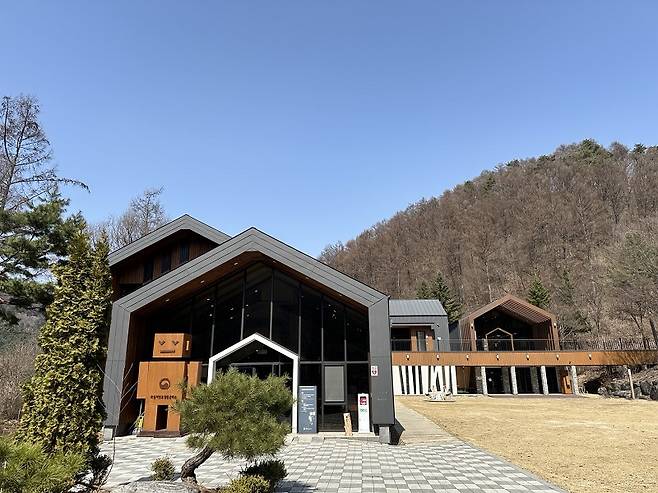 경기도 가평 유명산자연휴양림에 위치한 산림복합체험센터.