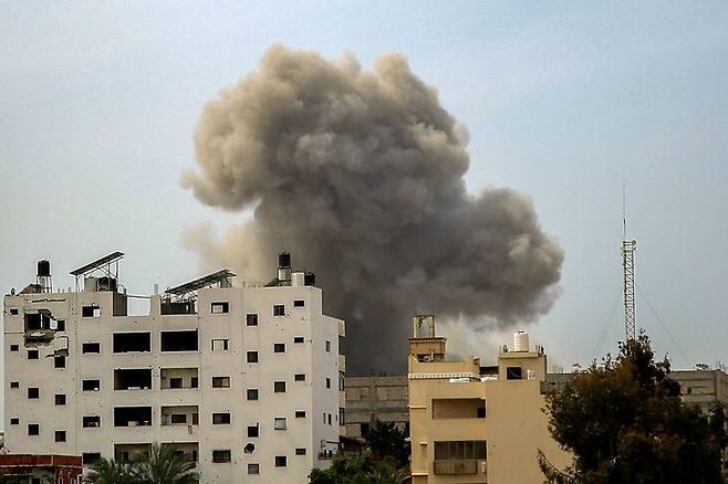 국제사법재판소가 이스라엘에 가자지구에 대한 인도주의적 지원 확대를 명령한 28일(현지시각) 가자시티 내 알시파 병원 근처에서 이스라엘군의 폭격 뒤 검은 연기가 치솟고 있다. 가자시티/AFP 연합뉴스