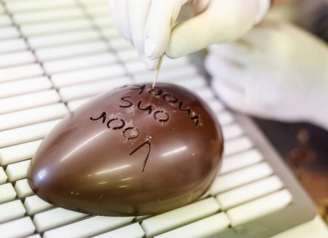 27일(현지시각) 독일의 한 초콜릿 공장에서 직원이 부활절 달걀을 만들고 있다. EPA 연합뉴스