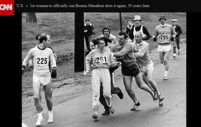 1967년 보스턴 마라톤에서 여성이라는 이유로 저지당하는 캐서리 스위처. CNN 캡처 연합뉴스