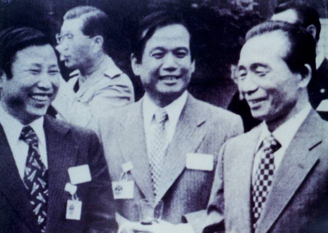 1975년 5월 청와대 만찬 행사장에서 박정희 대통령과 조석래 명예회장.
