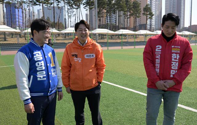 경기 화성을에 출마한 공영운(왼쪽부터) 더불어민주당, 이준석 개혁신당, 한정민 국민의힘 후보가 10일 경기 화성 인근에서 열린 조기축구회 안전기원제에 참석해 이야기를 나누고 있다. 서재훈 기자