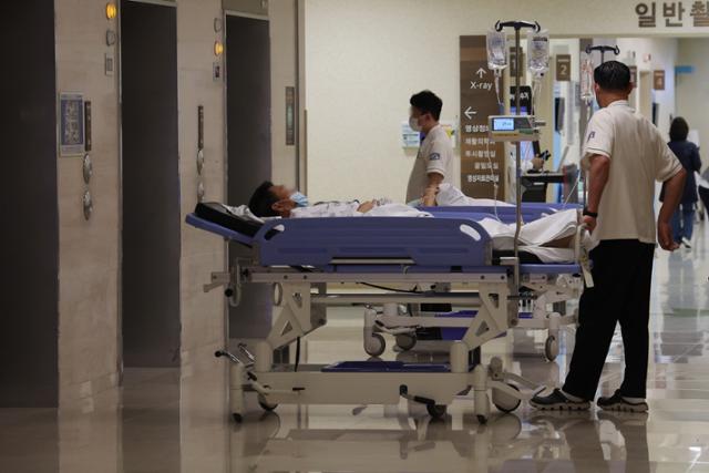의료대란이 장기화되고 있는 가운데 28일 서울의 한 대학병원에서 입원실 침대에 누운 환자가 엘리베이터를 기다리고 있다. 연합뉴스
