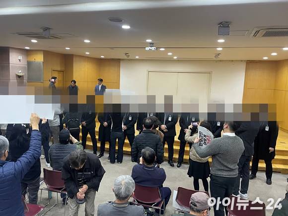 29일 오전에 열릴 예정이었던 셀리버리 제10기 정기 주주총회가 지연 9시간 만에 개최됐다. 조대웅 셀리버리 대표가 경호원의 보호를 받으며 정기 주총을 진행하고 있다. [사진=김지영 기자]