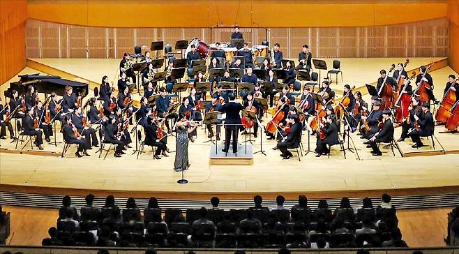 28일 서울 롯데콘서트홀에서 열린 한경 아르떼필하모닉 정기연주회에서 이병욱 지휘자와 윤소영 바이올리니스트가 협연하고 있다.  /이솔 기자