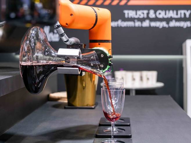 더 플라자 김슬기 소믈리에의 디켄팅과 브리딩 모션을 재현한 협동로봇. 사진=한화로보틱스