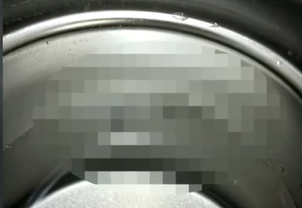 한 고등학교에서 남학생이 여교사의 텀블러에 체액을 넣은 사건이 알려진 가운데 해당 교사가 당시 상황을 전했다. [사진출처 = JTBC 사건반장]