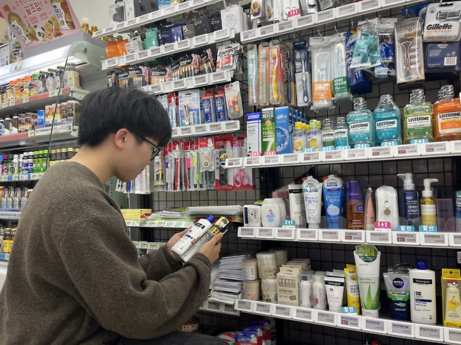 지난 22일 서울 중구에 있는 세븐일레븐 시그니처타워점의 뷰티 상품 진열 모습. [사진 출처 = 세븐일레븐]