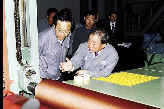 2004년 조석래 효성 명예회장(앞줄 오른쪽)이 중국 가흥의 타이어코드 공장을 순시하고 있는 모습. <효성>