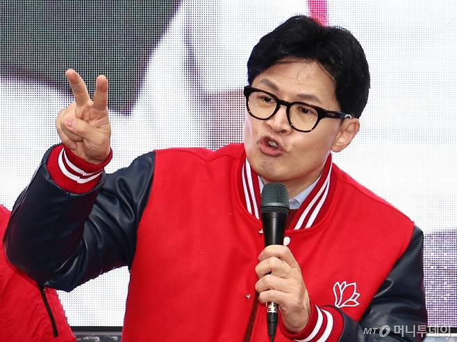 (서울=뉴스1) 구윤성 기자 = 한동훈 국민의힘 비상대책위원장 겸 총괄선거대책위원장이 29일 오전 서울 동작구 성대시장에서 장진영(동작구갑), 나경원(동작구을) 후보 지원유세를 하고 있다. 2024.3.29/뉴스1  Copyright (C) 뉴스1. All rights reserved. 무단 전재 및 재배포,  AI학습 이용 금지. /사진=(서울=뉴스1) 구윤성 기자