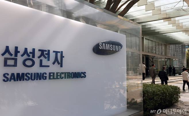 [서울=뉴시스] 조성우 기자 = 서울 서초구 삼성전자 서초사옥에서 직원들이 오가고 있다. 2024.03.18. xconfind@newsis.com /사진=조성우