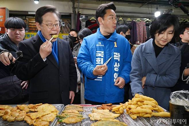 [서울=뉴시스] 김금보 기자 = 이재명 더불어민주당 대표와 서울 종로에 출마하는 곽상언 변호사가 4일 서울 종로구 창신시장 한 전집에서 전을 먹고 있다. (공동취재) 2024.03.04. photo@newsis.com /사진=